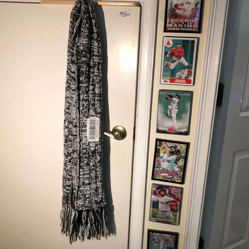 2 Scarves Black & White from Lids